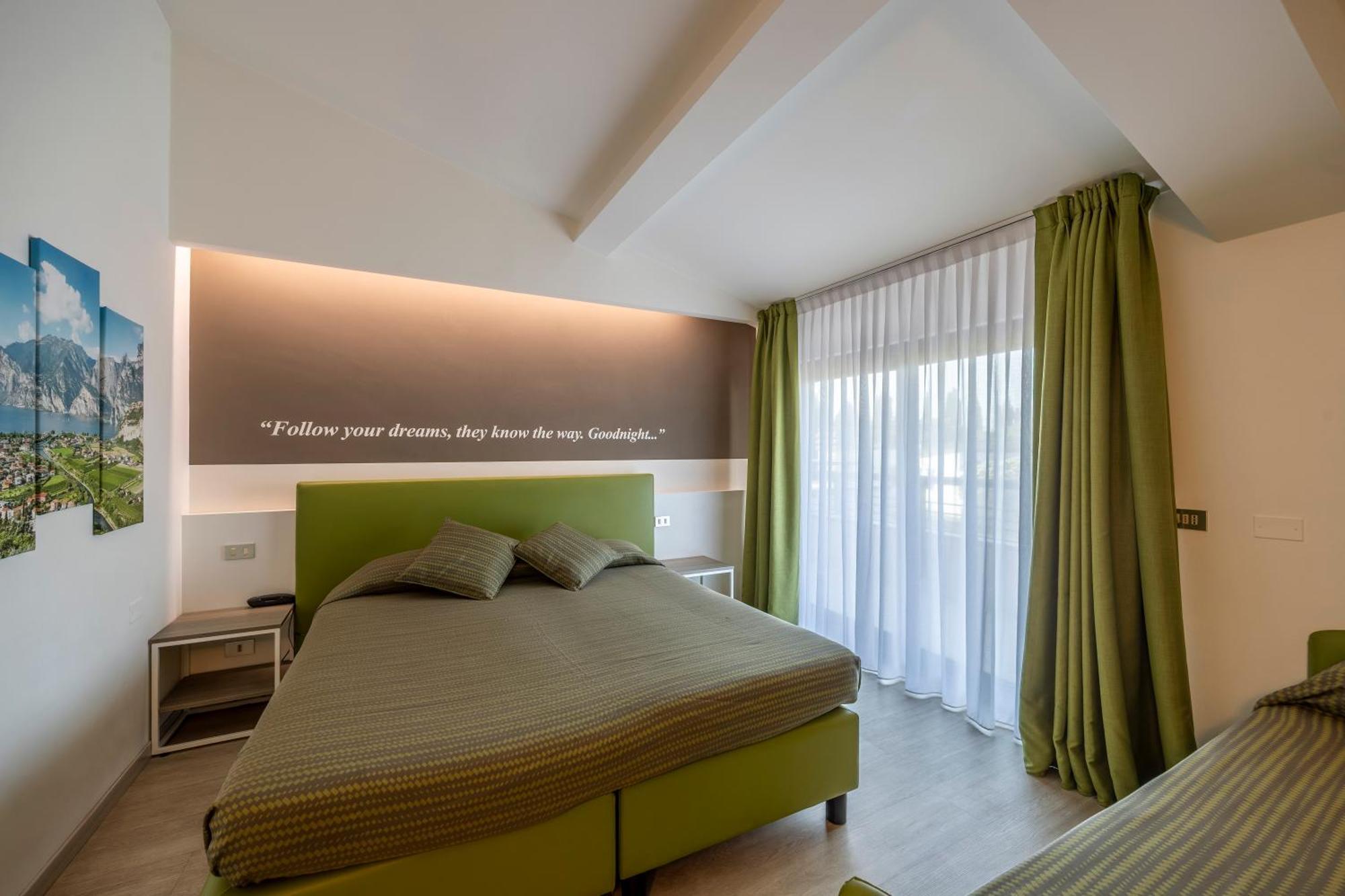 Hotel Ideal Сирмионе Экстерьер фото